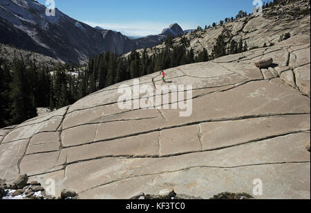 Blick auf den Half Dome aus Olmsted Point, als Kind nach unten läuft. Stockfoto