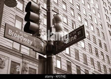 Broadway erfüllt der Pine Street, New York Stockfoto