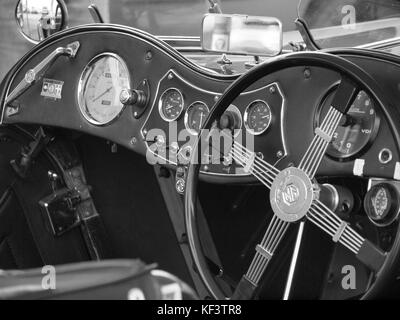 Vintage MG Rennwagen aus den frühen 1950er Jahren Cockpit anzeigen. Stockfoto