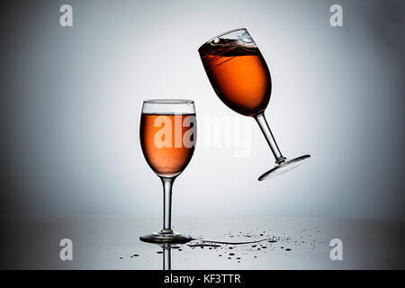 Ein Weinglas mit Wein auf einem anderen gefüllt. Stockfoto