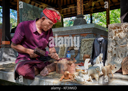 Handwerker schnitzen Holz an die Agung Rai Museum für Kunst (ARMA). Ubud, Bali, Indonesien. Stockfoto