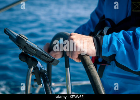 Hände der Skipper auf dem Management von Segelbooten Kurs im Navigator Stockfoto