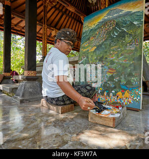 Lokale Künstlerin, die am Agung Rai Museum of Art (ARMA) arbeitet. Ubud, Bali, Indonesien. Stockfoto