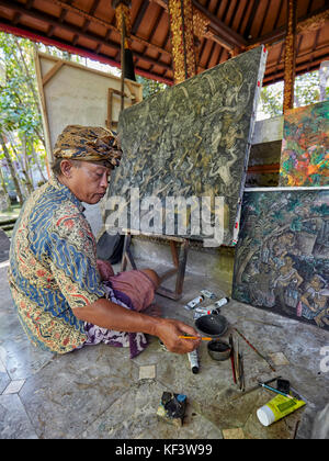 Balinesischer Künstler, der im Agung Rai Museum of Art (ARMA) arbeitet. Ubud, Bali, Indonesien. Stockfoto