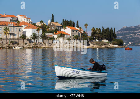 Ein Fischer seine mobile Kontrollen an der Küste von Altstadt von Korcula vor seiner Reise beginnt auf der Suche nach Fisch und Meeresfrüchte in den Kanal von Peljesac in croati Stockfoto