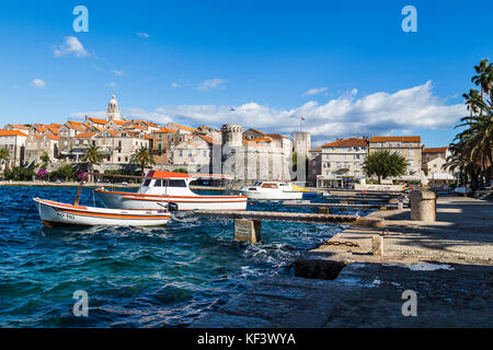 Kleine Boote Bob entlang der Kabbelwasser durch die Altstadt von Korcula an einem windigen Tag auf der kroatischen Insel Korcula im Herbst 2017. Stockfoto