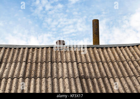 Alte Schiefer auf dem Dach Stockfoto
