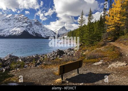 Park Picnic Bench und Upper Kananaskis Lake Landscape View auf Great Hiking Trail in der Nähe des Banff National Park in den Rocky Mountains, Alberta, Kanada Stockfoto