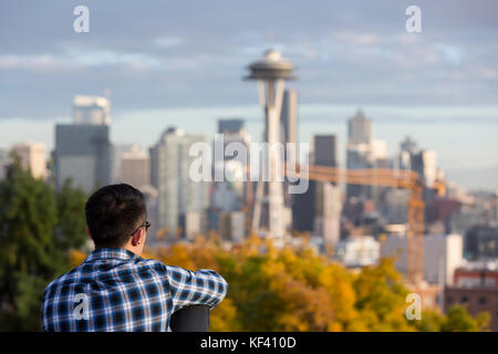 Seattle, Washington: Ein junger Mann mit Blick auf die Space Needle von Kerry Park. Space Needle llc offiziell Bau des Jahrhunderts Projek gestartet Stockfoto