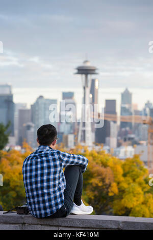 Seattle, Washington: Ein junger Mann mit Blick auf die Space Needle von Kerry Park. Space Needle llc offiziell Bau des Jahrhunderts Projek gestartet Stockfoto