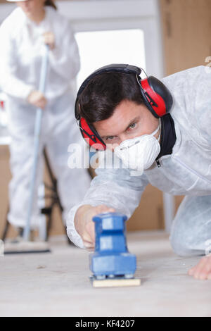 Home Improvement - handyman Schleifen Holzböden in Werkstatt Stockfoto