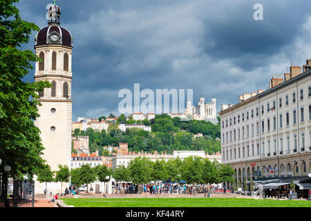 Glockenturm der ehemaligen Hôpital de La Charité und Basilika Notre-Dame de Fourvière auf der Spitze des Hügels, Lyon, Rhône-Alpes, Frankreich Stockfoto