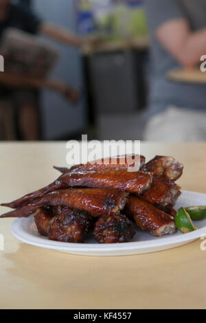 Hähnchen Flügel in einer Hawker Center in Singapur Stockfoto
