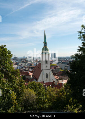 Dachterrasse mit Blick auf die Altstadt von Bratislava, einschließlich St Martin's Cathedral. Bratislava, Slowakei. Stockfoto