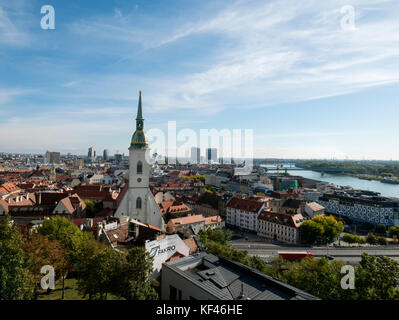 Dachterrasse mit Blick auf die Altstadt von Bratislava, einschließlich St Martin's Cathedral. Bratislava, Slowakei. Stockfoto