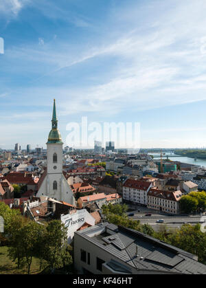 Dachterrasse mit Blick auf die Altstadt von Bratislava, einschließlich St Martin's Cathedral. Bratislava, Slowakei. Stockfoto