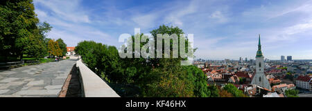 Dachterrasse mit Blick auf die Altstadt von Bratislava, einschließlich St Martin's Cathedral. Bratislava, Slowakei. Stockfoto