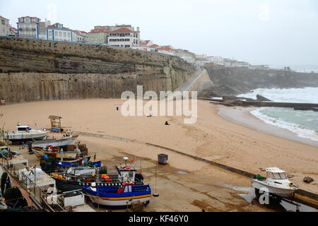 Die Cascais Marina in Portugal ist ein funktionstüchtiger Fischereihafen mit bunten Fischerbooten, die für die nächste Reise bereit sind Stockfoto