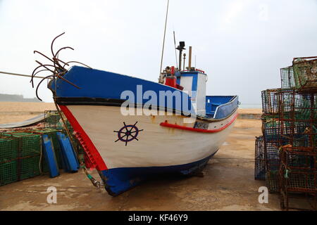 Die Cascais Marina in Portugal ist ein funktionstüchtiger Fischereihafen mit bunten Fischerbooten, die für die nächste Reise bereit sind Stockfoto