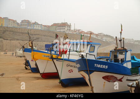 Die Cascais Marina in Portugal ist ein funktionstüchtiger Fischereihafen mit bunten Fischerbooten, die für die nächste Reise bereit sind Stockfoto