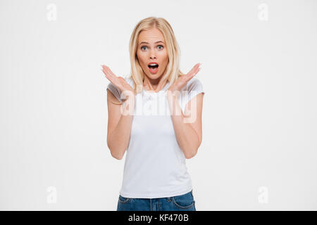 Portrait einer erstaunt, überrascht, hübsche Frau und gestikulierte mit Händen, während an der Kamera auf weißem Hintergrund suchen Stockfoto