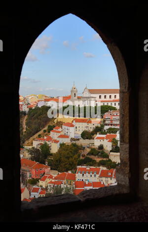 Lissabon Panoramablick durch einen Bogen vom Miradouro da nossa Senhora do Monte aus, der die Igreja e Convento da Graca zeigt Stockfoto