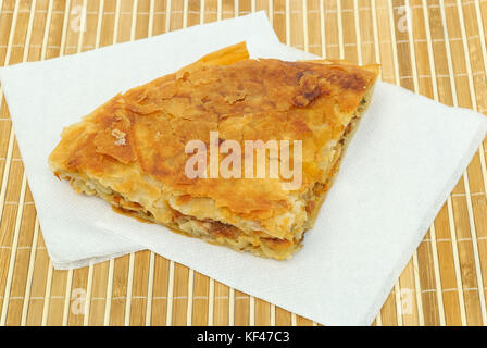 Knuspriger pizza burek oder Torte auf einem Papier Servietten Stockfoto