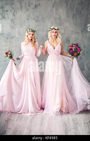 Schöne blonde Frauen in rosa Abendkleid lächelnd. perfekte Frisur, Make-up und Sommer Blumen Stockfoto