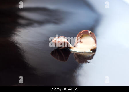 Schokolade Bonbons gefüllt mit cremiger auf schwarzem Hintergrund Stockfoto