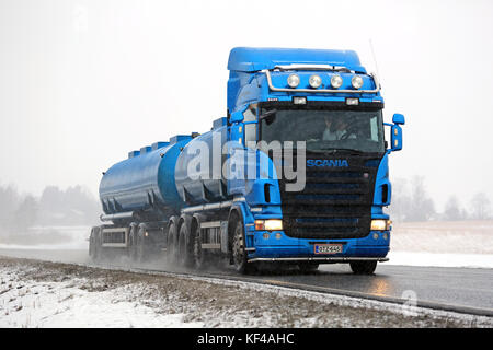 Salo, Finnland - 26. Februar 2016: blauer Scania R 500 Tankwagen verschieben entlang der Straße in Schneefall. Die finnischen Winter Wetter kann manchmal werden Stockfoto