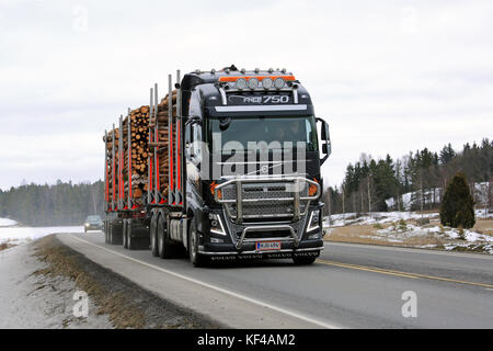 Salo, Finnland - 4. März, 2016: Volvo FH 16 750 logging Truck hols Zellstoff Holz entlang der Autobahn. Der Neue bioproduct Mühle von metsa Gruppe, die derzeit gemäß der con Stockfoto