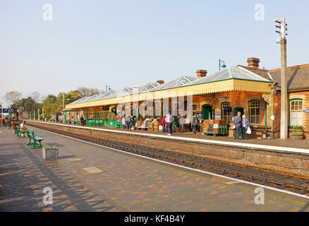 Passagiere, die auf einen Zug am Bahnhof North Norfolk in Sheringham, Norfolk, England, Vereinigtes Königreich warten. Stockfoto