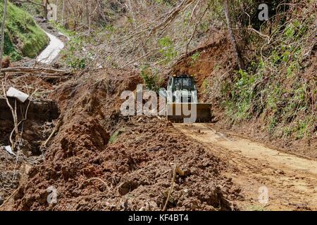 Soldaten der Puerto-ricanischen Nationalgarde arbeiten an der Räumung und Reparatur einer Straße, die nach dem Hurrikan Maria am 4. Oktober 2017 in Pancho Febus, Corozal, Puerto Rico, durch einen Erdrutsch ausgewaschen wurde. Stockfoto