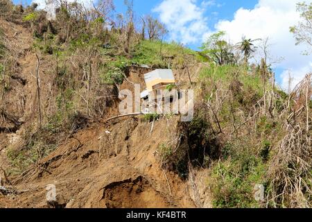 Soldaten der Puerto-ricanischen Nationalgarde arbeiten an der Räumung und Reparatur einer Straße, die nach dem Hurrikan Maria am 4. Oktober 2017 in Pancho Febus, Corozal, Puerto Rico, durch einen Erdrutsch ausgewaschen wurde. Stockfoto