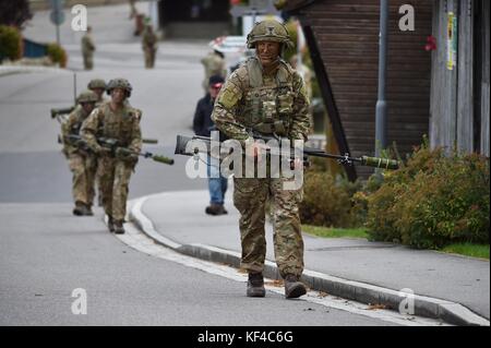 Britische Soldaten Spaziergang durch ein Dorf während der Übung die schnelle Reaktion in der Nähe der Joint multinational Readiness center Oktober 9, 2017 in Hohenfels, Deutschland. Stockfoto