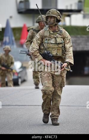 Britische Soldaten Spaziergang durch ein Dorf während der Übung die schnelle Reaktion in der Nähe der Joint multinational Readiness center Oktober 9, 2017 in Hohenfels, Deutschland. Stockfoto