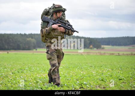 Ein französischer Soldat verlässt die Drop-Zone nach einem Luftangriff während der Übung Swift Response in der Nähe des Joint Multinational Readiness Center am 9. Oktober 2017 in Hohenfels. Stockfoto