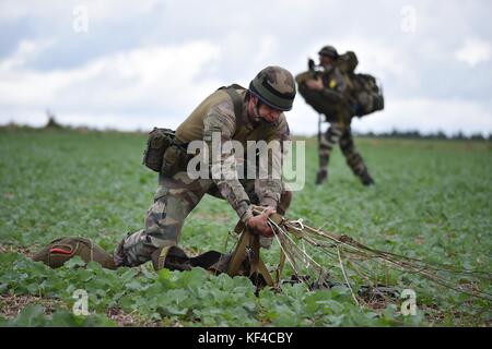 Ein französischer Soldat holt seinen Fallschirm nach einer Luftlandeoperation während der Übung Swift Response in der Nähe des Joint Multinational Readiness Center am 9. Oktober 2017 in Hohenfels. Stockfoto