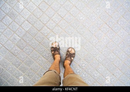 Männliche Füße in Sandalen aus Leder first person Ansicht Stockfoto