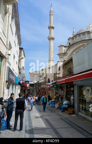 Blick auf das Minarett Der Nuruosmaniye Moschee, einer alten osmanischen Moschee, in der çemberlitaş Nachbarschaft der Fatih Bezirk in Istanbul, Türkei. Stockfoto