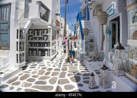 Souvenirläden an einer schmalen Gasse im Mykonos-Stadt, Mykonos, Kykladen, Ägäis, Griechenland Stockfoto