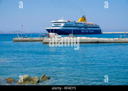 Fähre von Blue Star Ferries im Hafen von Naxos, Naxos, Naxos-Insel, Kykladen, Ägäis, Griechenland Stockfoto