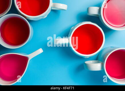 Rote Kräutertee in cups auf blauem Hintergrund der Ansicht von oben Stockfoto