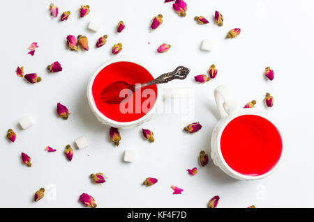 Rose Kaffee in Tassen mit Blumen auf weißem Hintergrund Stockfoto