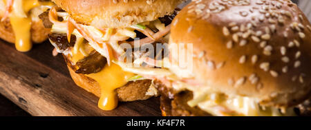 Hausgemachte Mini-Rindfleisch-Burger mit Krautsalat Salat auf kleinen Holzbrett. Grill-Fleisch-Sandwiches auf rustikalen Tisch. Stockfoto
