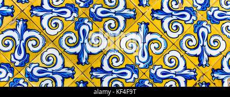 Bunt Vintage-Stil Fliesen Muster Textur und Hintergrund. Gelben, blauen und weißen Fliesen für Fußböden und Wände. Stockfoto