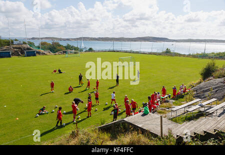 Jungen Vorbereitung für ein Fußballspiel auf einem Boden mit einer sehr reizvollen Lage Stockfoto