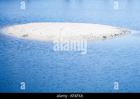 Seascape. sandige Insel unter Wasser im sonnigen Tag Stockfoto