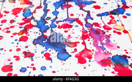 Bunte Spritzer Farbe auf weißem Papier, closeup Hintergrund Foto Textur Stockfoto