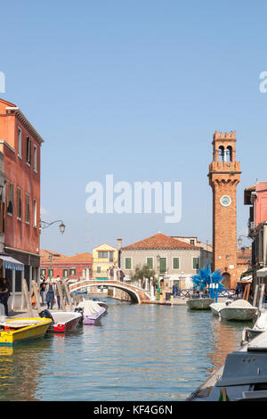 Campo San Stefano mit dem Uhrturm und Ro dei Vetrai, Murano, Venedig, Italien. Kopieren Sie Speicherplatz auf blauen Himmel Stockfoto